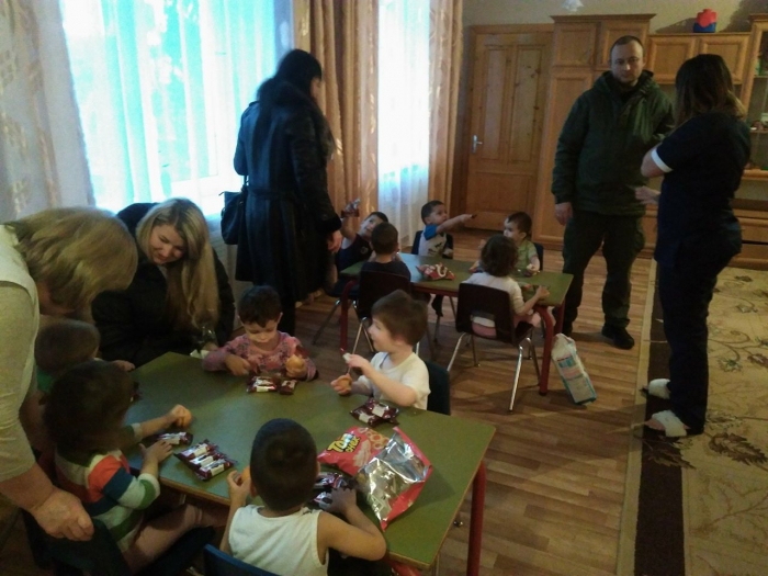 Закарпатські прикордонники створювали святкову атмосферу діткам, позбавленим батьківського піклування
