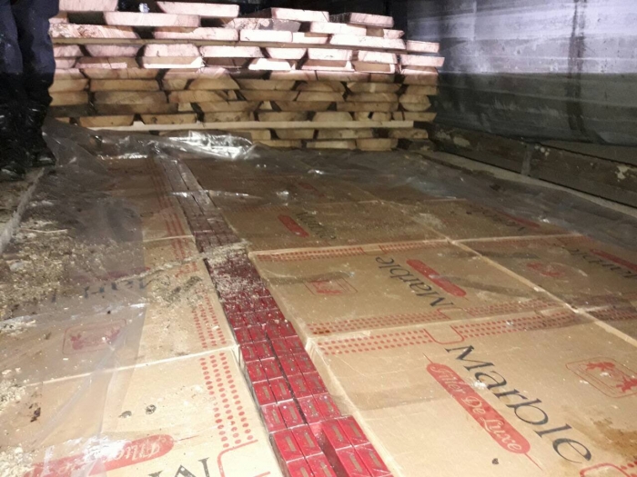 Закарпатські митники не дали вивезти 100 тис. пачок цигарок в пиломатеріалах до Румунії