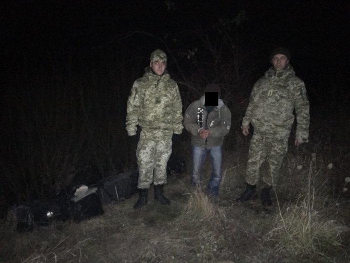 Тікаючи від прикордонників на Закарпатті, контрабандисти покинули біля кордону 4 пакунки з тисячею пачок сигарет