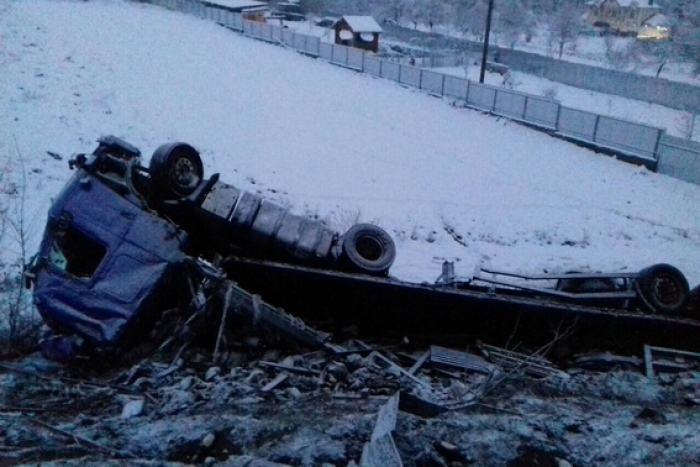 На Свалявщині п’яний водій "перекинув" фуру з пивом