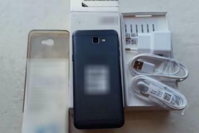 Мукачівка в Ужгороді вийшла з магазину з новеньким телефоном... не заплативши