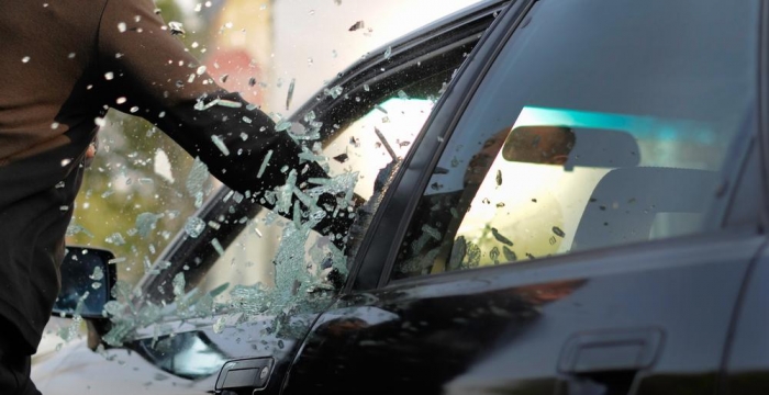 Викрадач в Ужгороді спокусився на пачку кави в автомобілі