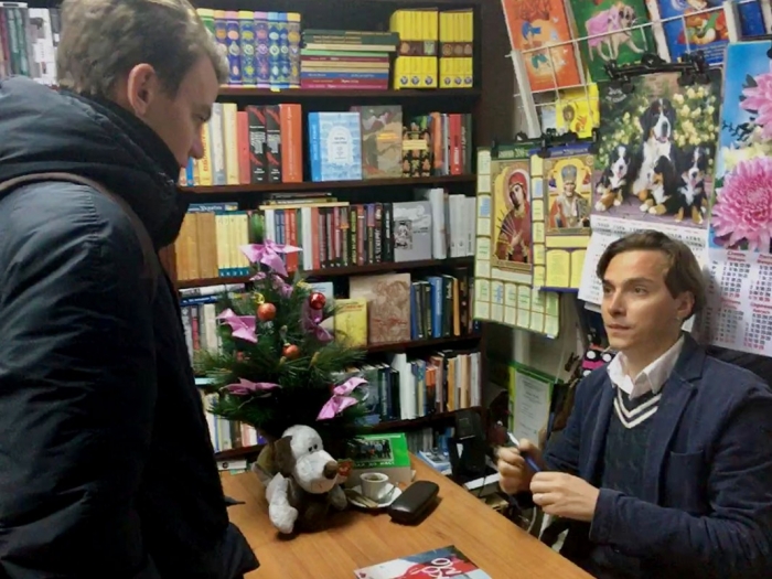 Вперше в Ужгороді за прилавок книгарні став письменник Андрій Любка