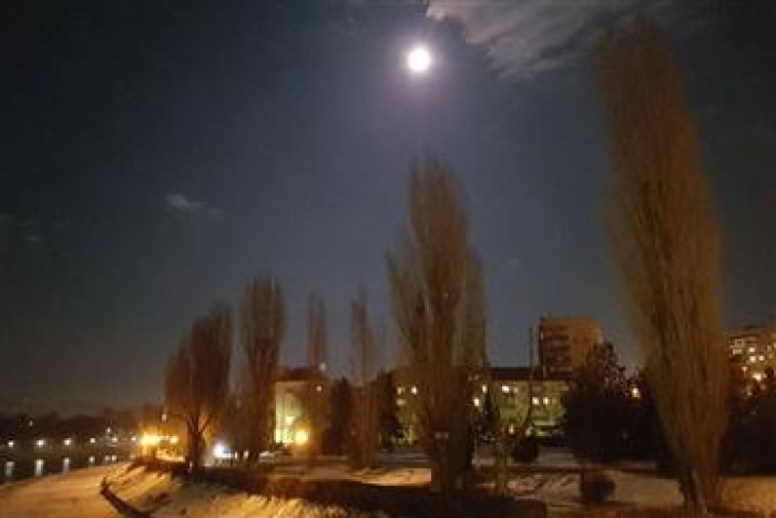 Після святкового дня Ужгороду вночі засвітив святковий місяць