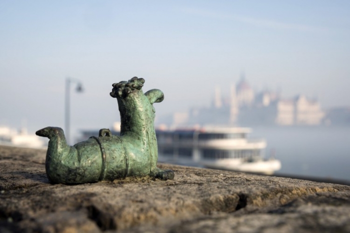 Ужгородська міні-скульптурка черв’ячок з’явилась на набережній Будапешта