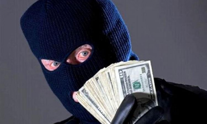 В жительки Виноградівщини з тумбочки поцупили 50 тисяч доларів