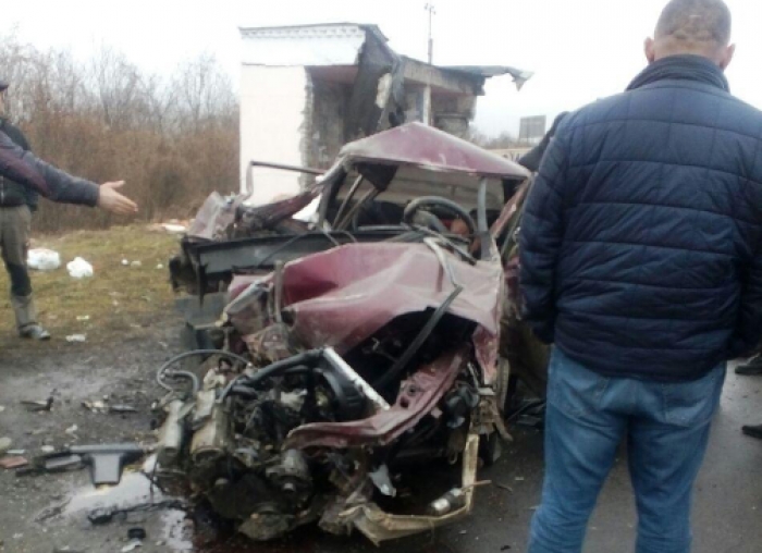 Двобій водія ВАЗа з автобусною зупинкою у В. Лазах закінчився переломом стегна