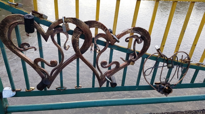 Про почуття, подарунки і святкування Дня закоханих розповідають мешканці Ужгорода