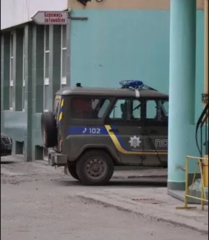 Детективна історія з Ужгородським поштамтом: директор забарикадувався і перевірку до себе не пускає