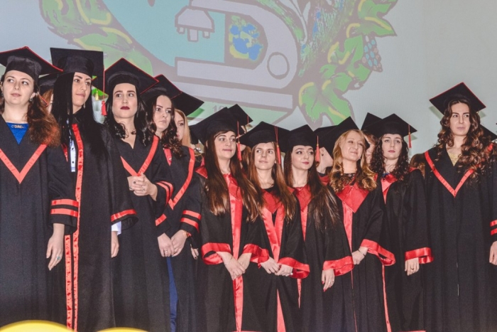 Ректор УжНУ Володимир Смоланка вручив дипломи з відзнакою магістрантам-випускникам