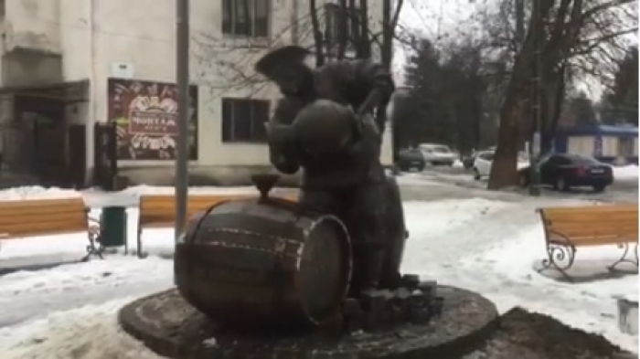 У Свяляві на площі бронзовий чоловік наливає мінеральну воду в діжку