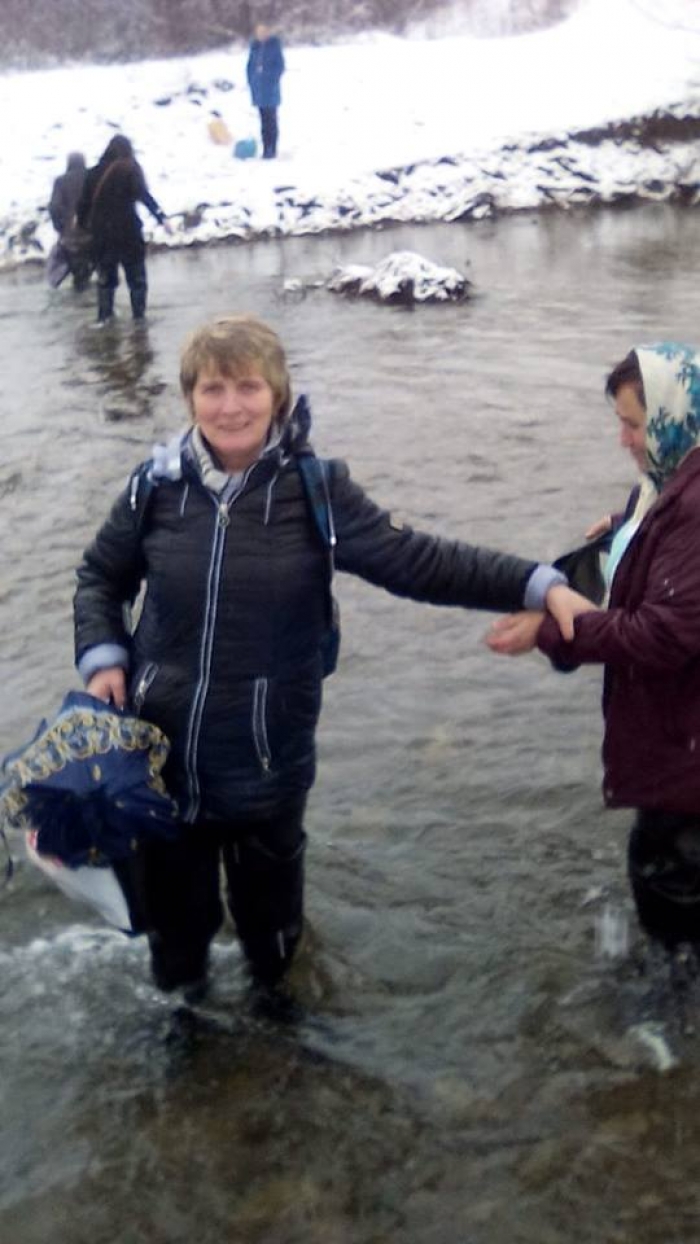 Обов'язок сильніший за стихію: вчителька на Тячівщині ходить на роботу ... вбрід