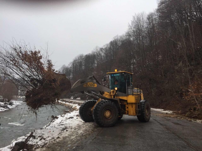 Дорога "Мукачево-Рогатин" на Рахівщині частково перекрита зсувом