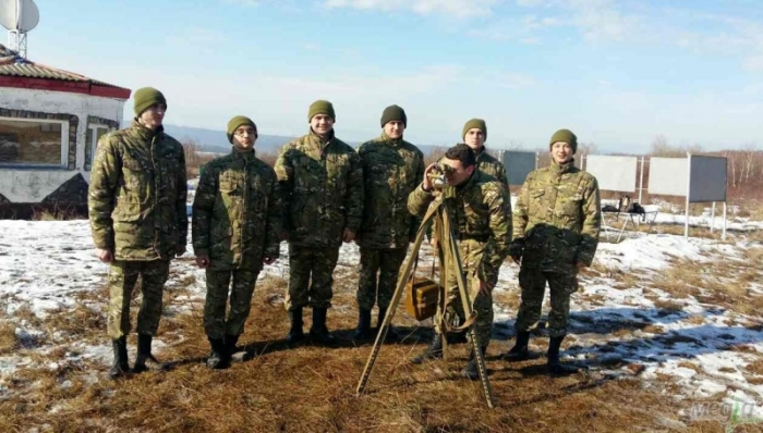 Курсанти УжНУ відпрацьовують навички стрільби та керування військовими автомобілями.