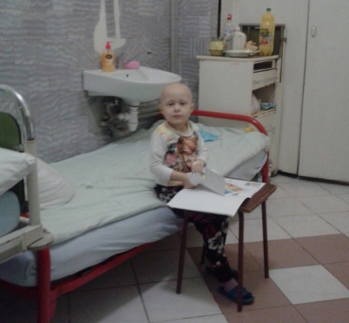 Маленька дівчинка потребує допомоги