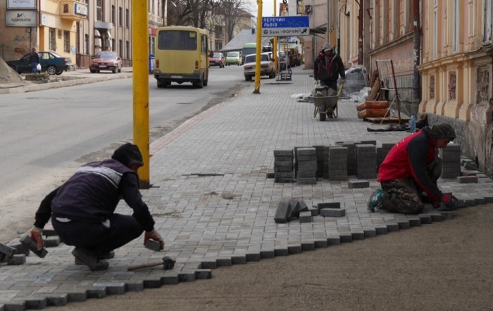 В Ужгороді на Тлехаса та Собранецькій ФЕМ-плиткою облаштовують тротуари