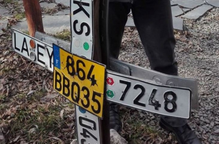 Закарпатські "пересічники" "поховали" проблему автівок на іноземних номерах