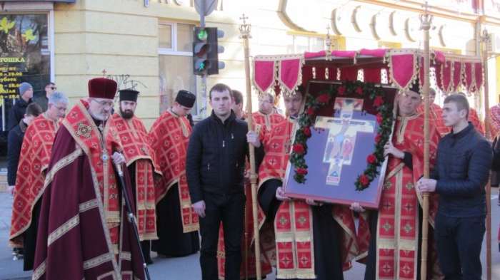 Понад тисячу вірників і десятки священиків сьогодні пройшли Ужгородом