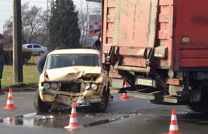 Біля Ужгорода фура не вмістилася на дорозі і розчавила легковик