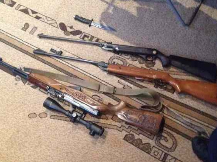 Коли прийшла поліція, закарпатський горянин "зустрів" її у всеозброєнні!