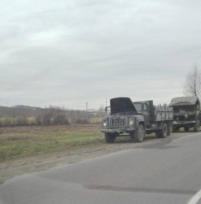 Дивні справи кояться на Закарпатті з армійським автротранспортом...