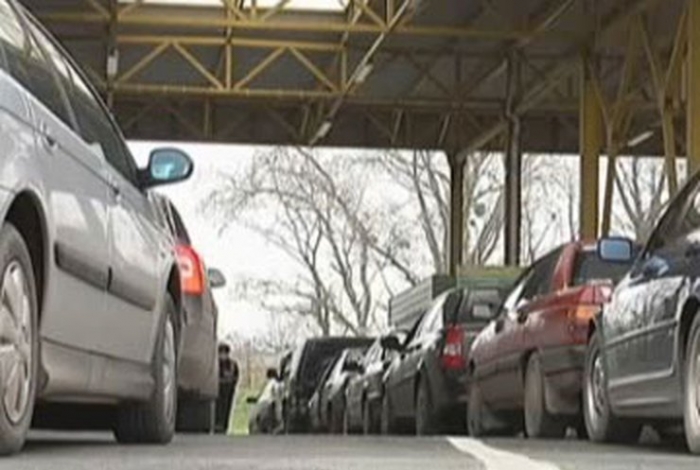 Закарпатські митники "мікрик" з пасажирами в Україну з Угорщини впустили, а нацполіцейські взяли й затримали!