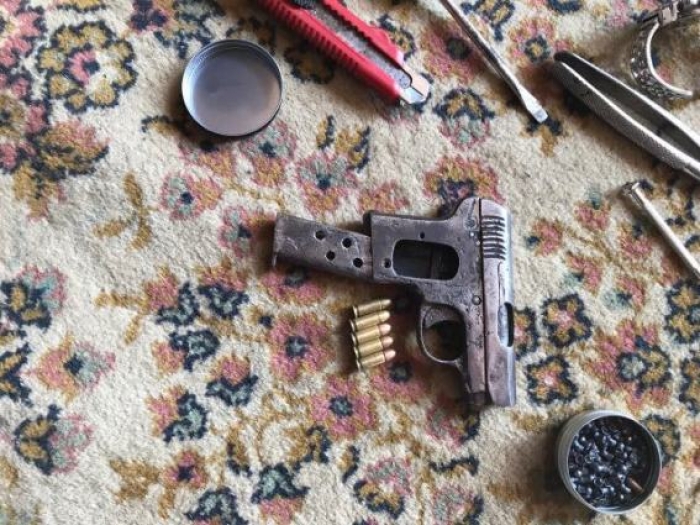 Поліція з'ясовує, що ужгородець робив із "Вальтером", відмичками, золотом, гвинтівкою із оптикою