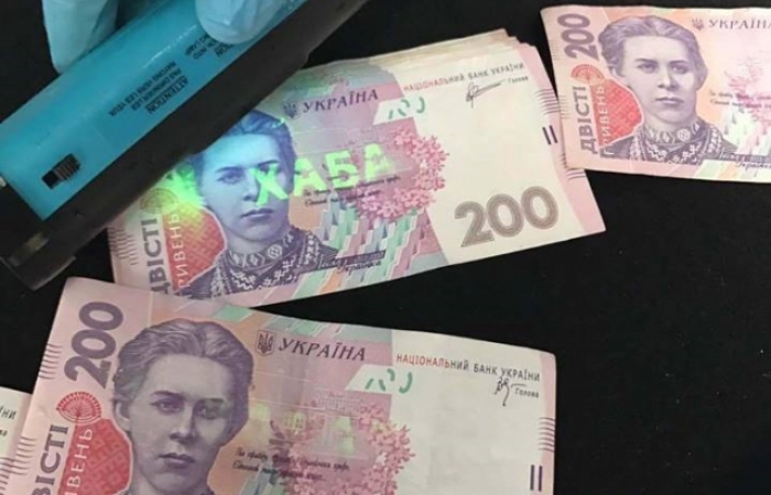 Під Закарпатською прокуратурою з хабарем затримали оперативника