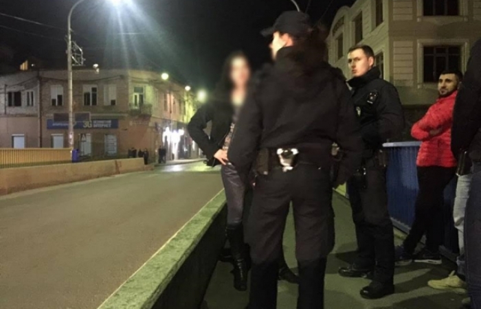 Чи то життя врятували, чи то розвагу перервали дівчині на мукачівському мосту випадкові  перехожі