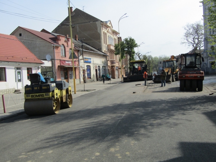В Ужгороді завершують асфальтування вулиці Підгірної