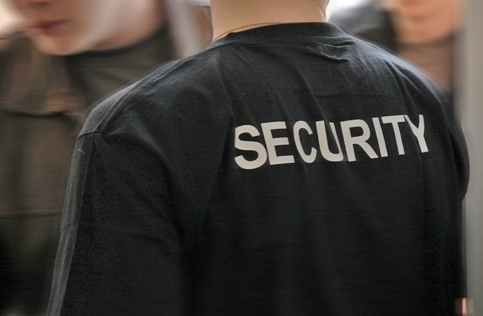 В Ужгороді охоронець нічного клубу не розрахував сили – побив відвідувача