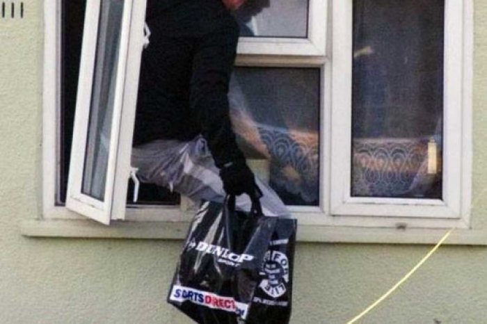 В ужгородки з квартири дивним чином зникли 3 пари золотих та 2 пари срібних сережок