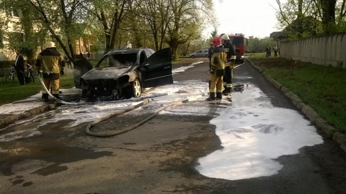 Престижна іномарка дружини високого чина в поліції палала мов смолоскип