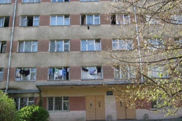 Мешканці гуртожитків на Закарпатті відтепер можуть приватизувати свої кімнати — безкоштовно