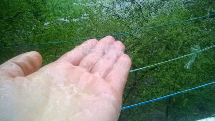 Ужгород рясно вкрила короткочасна злива разом із дрібними шматочками льоду!