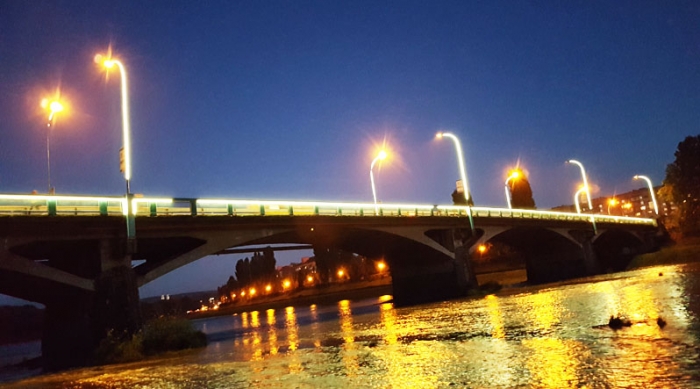 На мості Масарика в Ужгороді встановлюють декоративну підсвітку опор