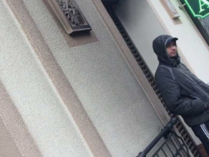 Мукачівська поліція просить допомогти встановити особу зображеного на фото чоловіка