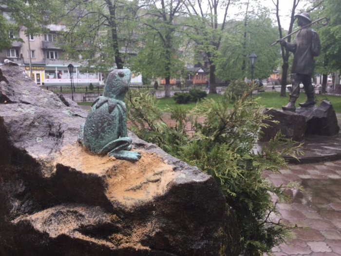 Листоноша та жабеня ваблять туристів до містечка на Закарпатті