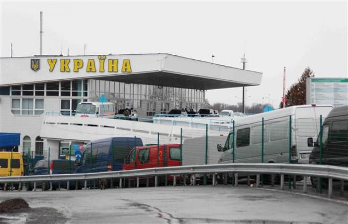 Закарпатські митники вилучили з італійського "бусика" брендовий одяг