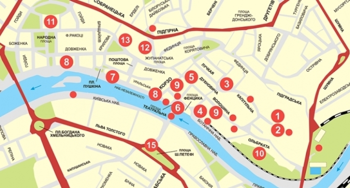 Ужгородці на "пішохідному" дружньо обирають стенд з туристичною мапою міста