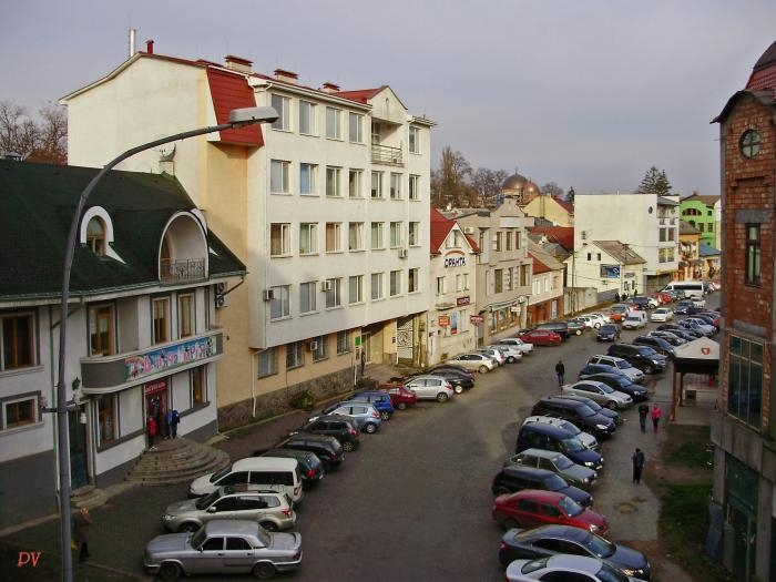 На площі Поштовій в Ужгороді працюють над вирішенням міських транспортних проблем