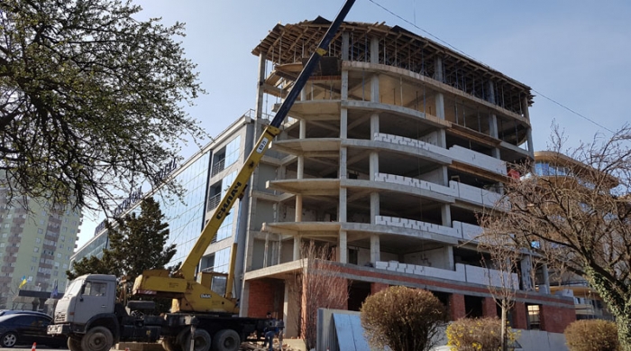 Готелю "Ужгород" добудовують поверхи