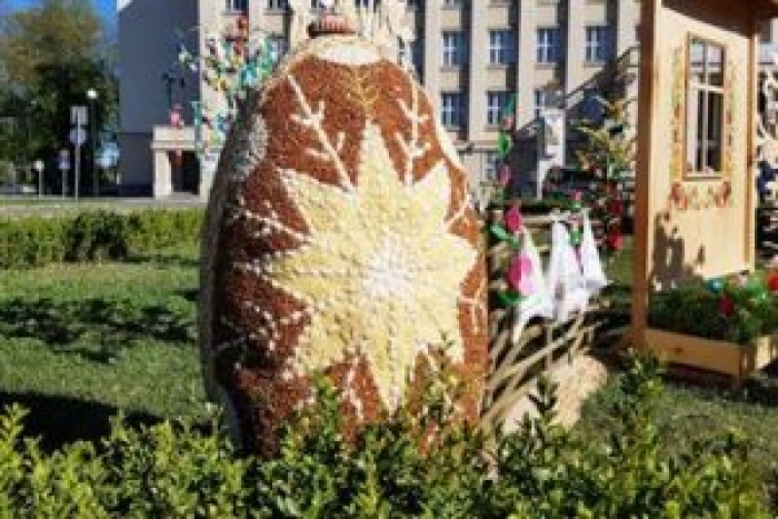 Півметрову писанку з натуральних продуктів встановили в Ужгороді