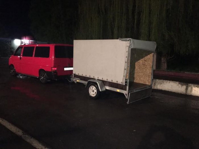 Хвостатий "прикордонник" завадив українцю провезти до Угорщини причеп цигарок