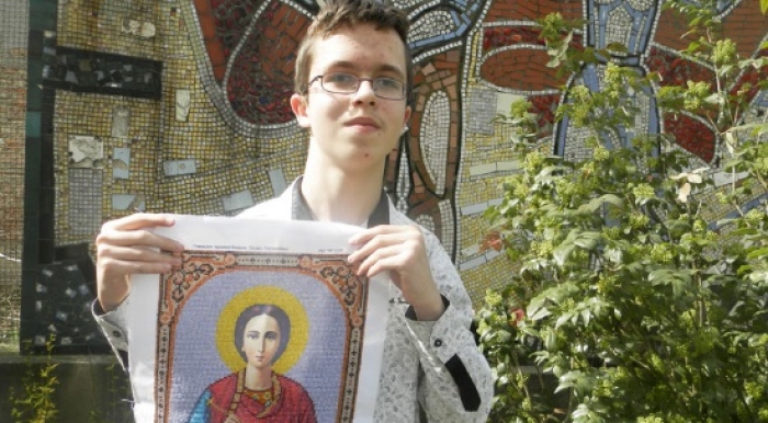 Талановитий школяр з Хуста творить... вишивку