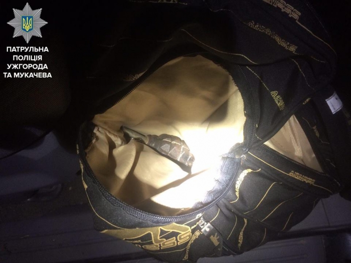 Пістолет, граната і газовий балончик, або що знайшла поліція, зупинивши автівку за ПДР