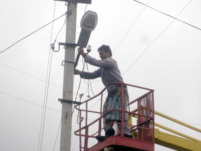 Закарпателектробудівці міняють вуличні лампи та лагодять міські електролінії в Ужгороді