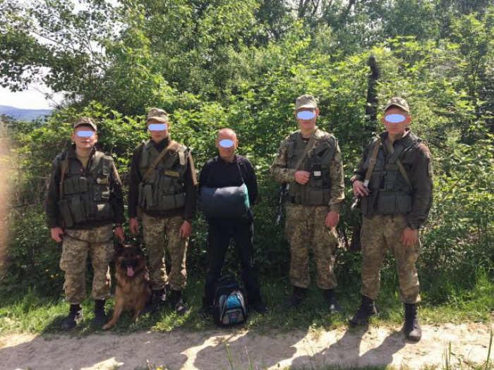 Молдаванин вже подолав загороджувальний паркан, аж тут поряд з ним "вигулькнули" чопські прикордонники...