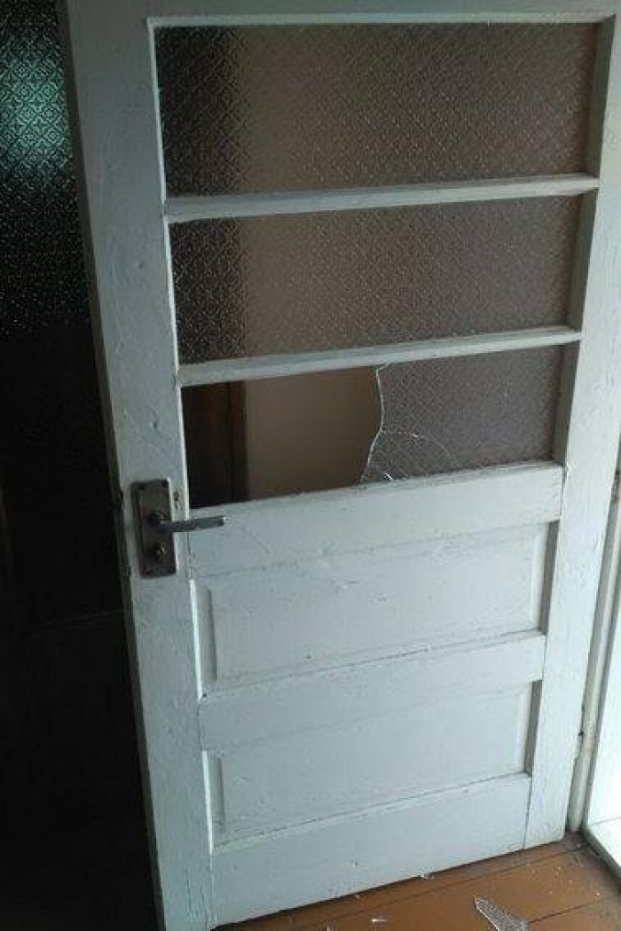 Закарпатець розбив скло на вхідних дверях і вкрав з будинку золоті сережки