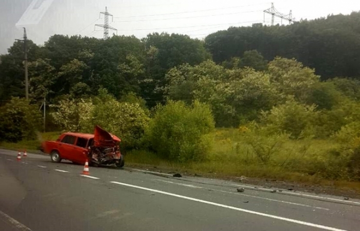 "Жигулі" з "Москвичем" не розминулися на закарпатській трасі